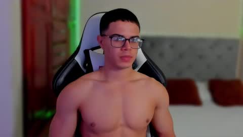 Snapshot of maxiimus__ chatting on December 30, 12:22 am Maximus online show from December 30, 12:22 am