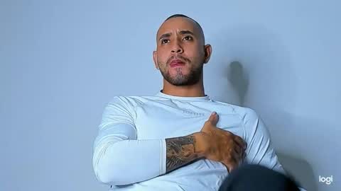 Snapshot of maximo004 chatting on February 14, 11:23 pm Maximo online show from February 14, 11:23 pm