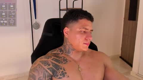 Snapshot of maximoscott_ chatting on September 14, 2:11 am Maximoscott online show from September 14, 2:11 am