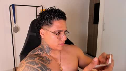 Snapshot of maximoscott_ chatting on November 14, 12:31 am Maximoscott online show from November 14, 12:31 am