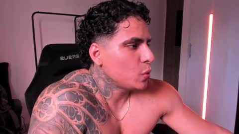 Snapshot of maximoscott_ chatting on November 22, 8:19 pm Maximoscott online show from November 22, 8:19 pm