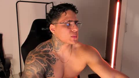 Snapshot of maximoscott_ chatting on November 23, 11:59 pm Maximoscott online show from November 23, 11:59 pm