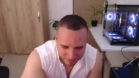 Snapshot of maximussantorini chatting on April 13, 2:06 am maximus online show from April 13, 2:06 am
