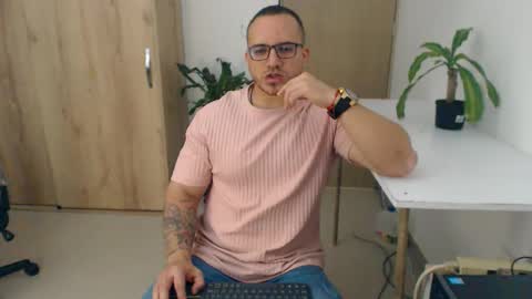 Snapshot of maximussantorini chatting on April 30, 11:09 pm maximus online show from April 30, 11:09 pm