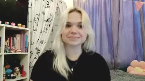 Snapshot of maxinecheatwood chatting on February 18, 3:19 pm Isabella online show from February 18, 3:19 pm