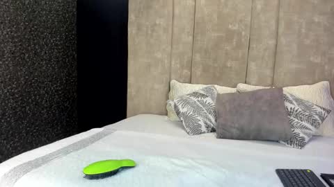 Snapshot of maxirogers chatting on February 22, 10:25 am Maxi Rogers online show from February 22, 10:25 am