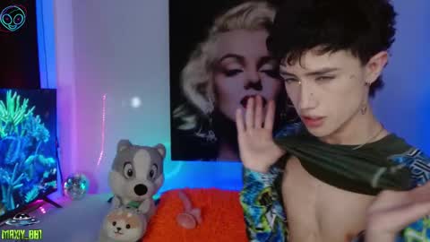 Max online show from February 26, 7:38 pm