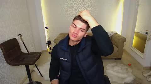 Snapshot of maxkaiden chatting on November 4, 5:28 am MaxKaiden online show from November 4, 5:28 am