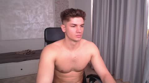 Snapshot of maxkaiden chatting on April 6, 9:32 am MaxKaiden online show from April 6, 9:32 am