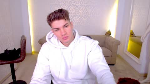 Snapshot of maxkaiden chatting on April 11, 4:39 am MaxKaiden online show from April 11, 4:39 am