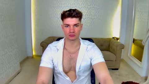 Snapshot of maxkaiden chatting on April 15, 6:31 am MaxKaiden online show from April 15, 6:31 am