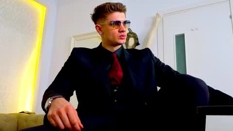 Snapshot of maxkaiden chatting on April 18, 5:00 am MaxKaiden online show from April 18, 5:00 am