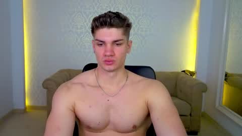 Snapshot of maxkaiden chatting on April 20, 4:37 am MaxKaiden online show from April 20, 4:37 am