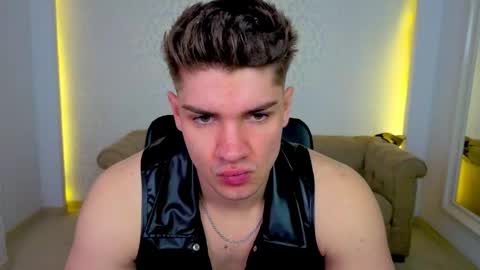 Snapshot of maxkaiden chatting on April 25, 6:16 am MaxKaiden online show from April 25, 6:16 am