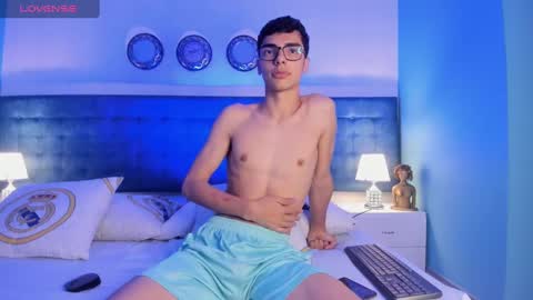 Max Owen  online show from December 12, 9:58 pm