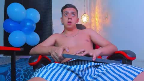Snapshot of maxowens_oficial chatting on September 15, 8:42 pm MAX online show from September 15, 8:42 pm