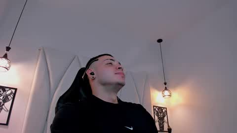 MAX online show from February 21, 7:54 pm