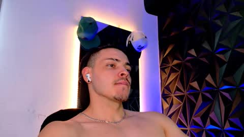 MAX online show from November 2, 10:23 pm