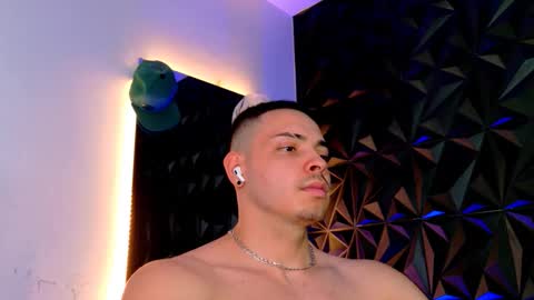 MAX online show from November 5, 9:59 pm