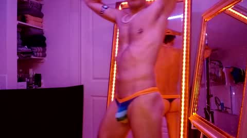 Snapshot of maxxxbates chatting on December 24, 2:43 am Maxxxbates online show from December 24, 2:43 am