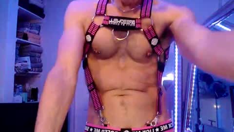 Snapshot of maxxxbates chatting on October 19, 12:55 am Maxxxbates online show from October 19, 12:55 am