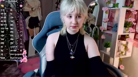 Snapshot of may_leaf chatting on February 20, 3:25 am Mary online show from February 20, 3:25 am