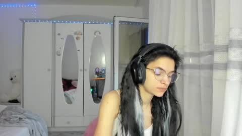 Snapshot of maya_and_guests chatting on February 19, 6:09 am Maya online show from February 19, 6:09 am