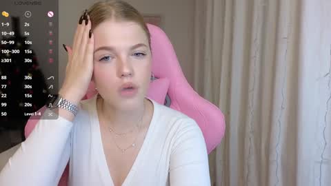 Snapshot of maya_blonde18 chatting on December 14, 3:18 am Maya online show from December 14, 3:18 am