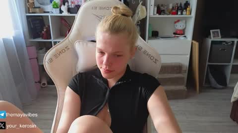 Snapshot of maya_blonde18 chatting on May 26, 3:35 am Maya online show from May 26, 3:35 am