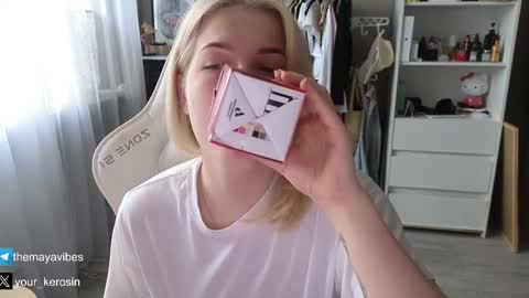 Snapshot of maya_blonde18 chatting on May 28, 3:26 am Maya online show from May 28, 3:26 am