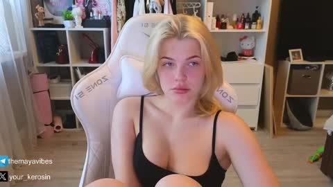 Snapshot of maya_blonde18 chatting on May 29, 3:15 am Maya online show from May 29, 3:15 am