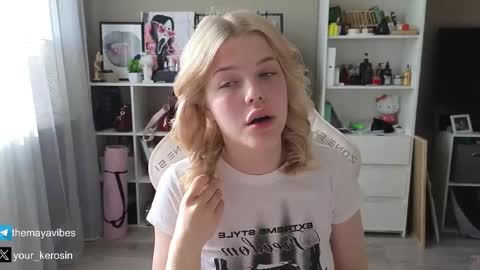 Snapshot of maya_blonde18 chatting on June 3, 3:42 am Maya online show from June 3, 3:42 am