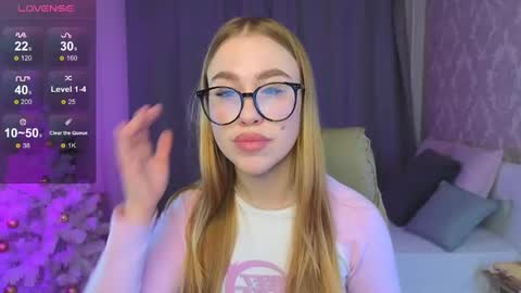 Snapshot of maya_lolly chatting on December 9, 4:47 pm Maya online show from December 9, 4:47 pm