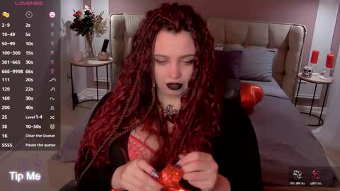 Snapshot of maya_mils chatting on February 4, 1:44 am Maya Mils online show from February 4, 1:44 am