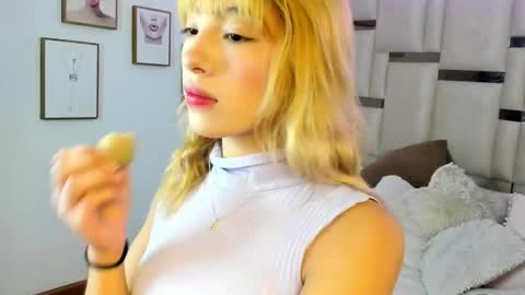 Snapshot of mayajhons chatting on February 23, 12:35 pm Mayajhons online show from February 23, 12:35 pm