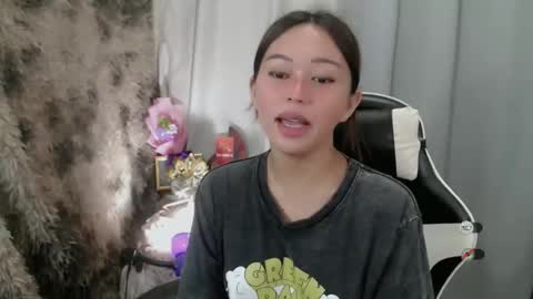 Snapshot of mayasally_ chatting on December 18, 9:59 am mayasally_ online show from December 18, 9:59 am