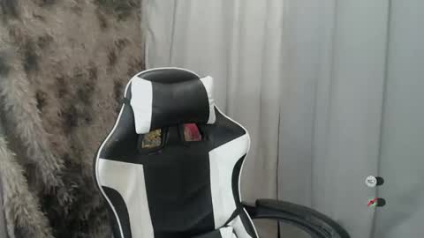 Snapshot of mayasally_ chatting on December 21, 6:42 am mayasally_ online show from December 21, 6:42 am