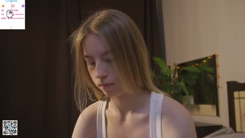 Violet online show from December 15, 8:25 pm
