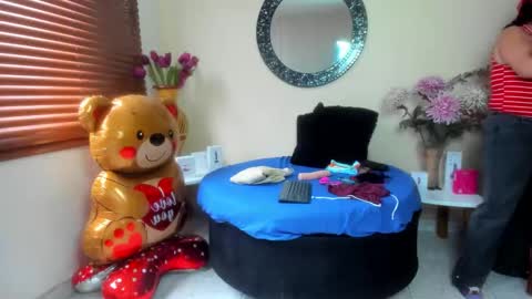 Snapshot of mayemilf_ chatting on March 24, 12:43 pm Maye online show from March 24, 12:43 pm