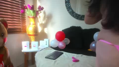 Snapshot of mayemilf_ chatting on April 6, 1:01 pm Maye online show from April 6, 1:01 pm