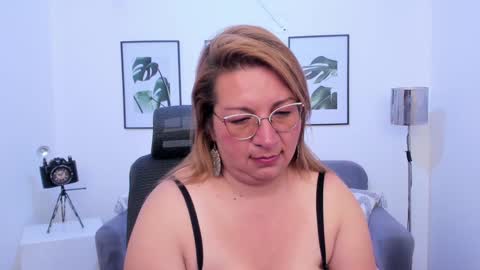 Mailyn online show from February 8, 2:04 am