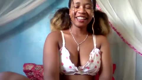 Snapshot of mayrah5 chatting on May 6, 5:57 am mayrah online show from May 6, 5:57 am