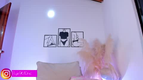 Snapshot of mcdonald_ellie chatting on March 29, 4:34 am Ellie online show from March 29, 4:34 am