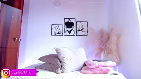 Snapshot of mcdonald_ellie chatting on April 10, 7:07 pm Ellie online show from April 10, 7:07 pm