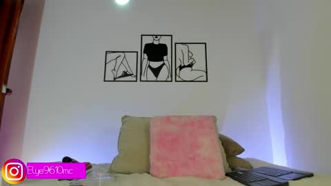 Snapshot of mcdonald_ellie chatting on May 13, 12:52 am Ellie online show from May 13, 12:52 am