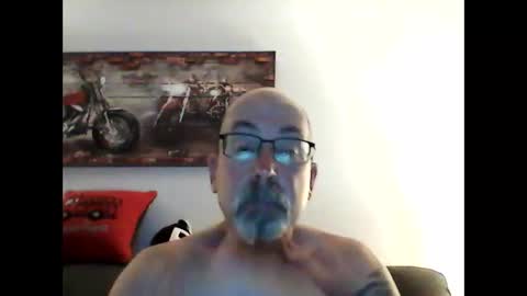 Snapshot of meathome3 chatting on April 25, 3:20 am me at home online show from April 25, 3:20 am
