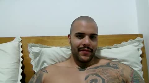 Snapshot of medellindrak chatting on February 1, 12:40 am filippoae online show from February 1, 12:40 am