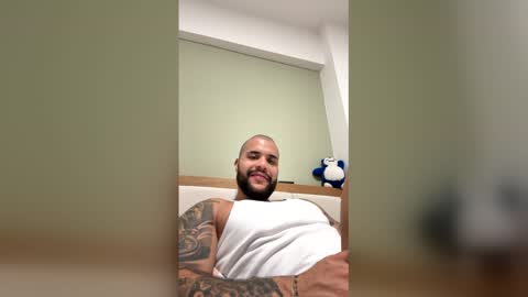 Snapshot of medellindrak chatting on January 14, 2:06 am filippoae online show from January 14, 2:06 am