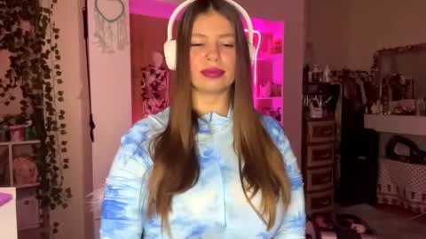 Snapshot of meelessenberry chatting on November 26, 6:14 am Vlada online show from November 26, 6:14 am