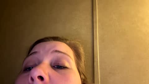 Snapshot of megan_blondiee chatting on December 10, 4:13 am Blondie online show from December 10, 4:13 am